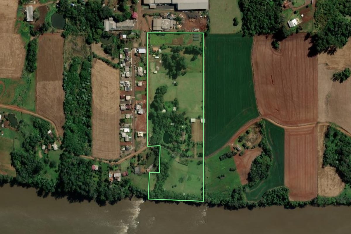 Imagem de satélite do imóvel rural em São Carlos (SC), com o contorno declarado no CAR desenhado por cima.