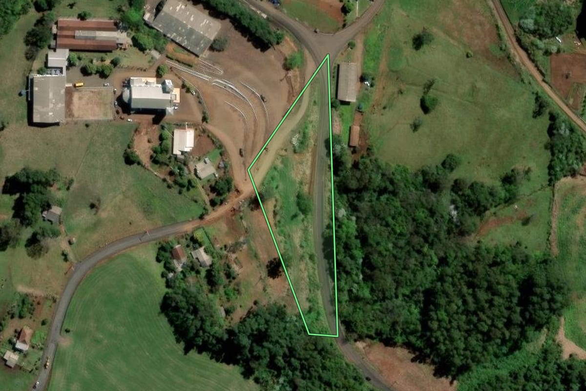 Imagem de satélite do imóvel rural em São Carlos (SC), com o contorno declarado no CAR desenhado por cima.
