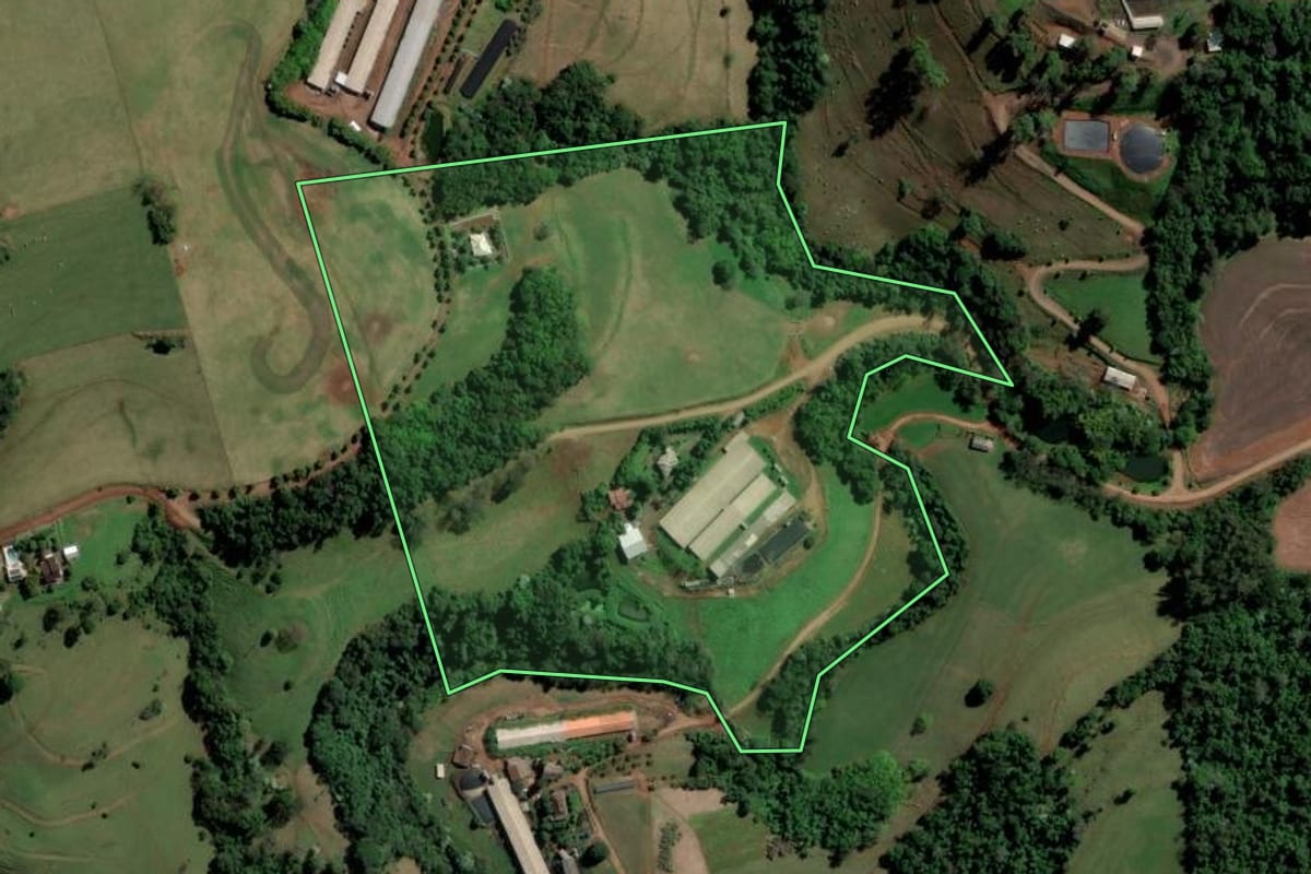 Imagem de satélite do imóvel rural em São Carlos (SC), com o contorno declarado no CAR desenhado por cima.
