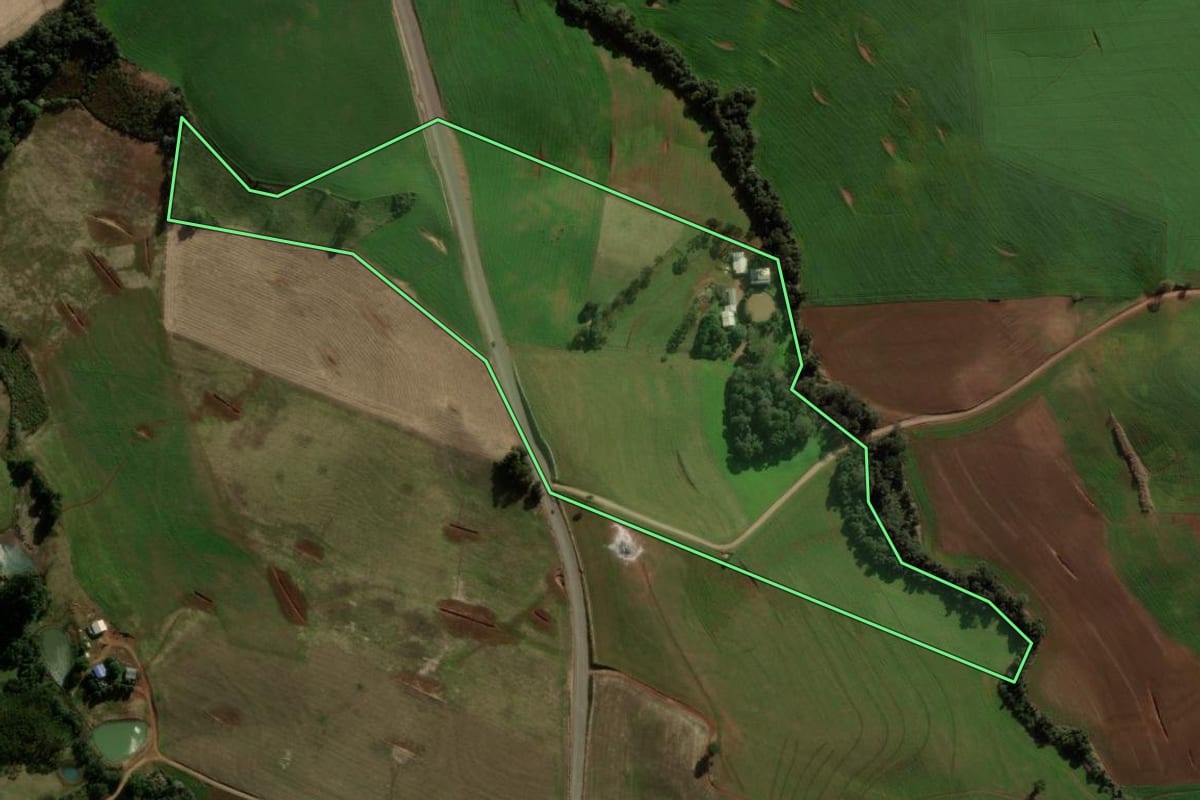 Imagem de satélite do imóvel rural em São Domingos (SC), com o contorno declarado no CAR desenhado por cima.