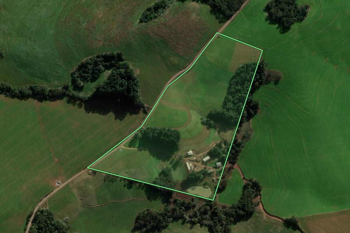 Imagem de satélite do imóvel rural em São Domingos (SC), com o contorno declarado no CAR desenhado por cima.