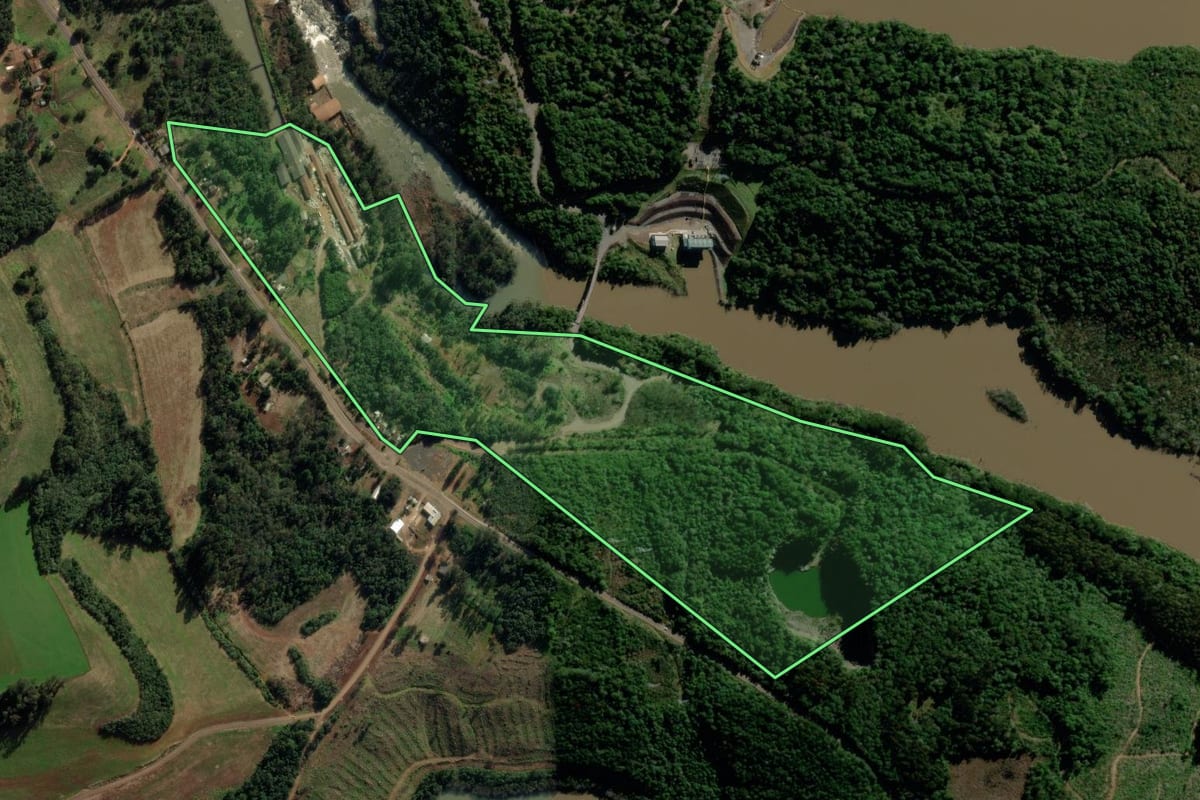 Imagem de satélite do imóvel rural em São Domingos (SC), com o contorno declarado no CAR desenhado por cima.