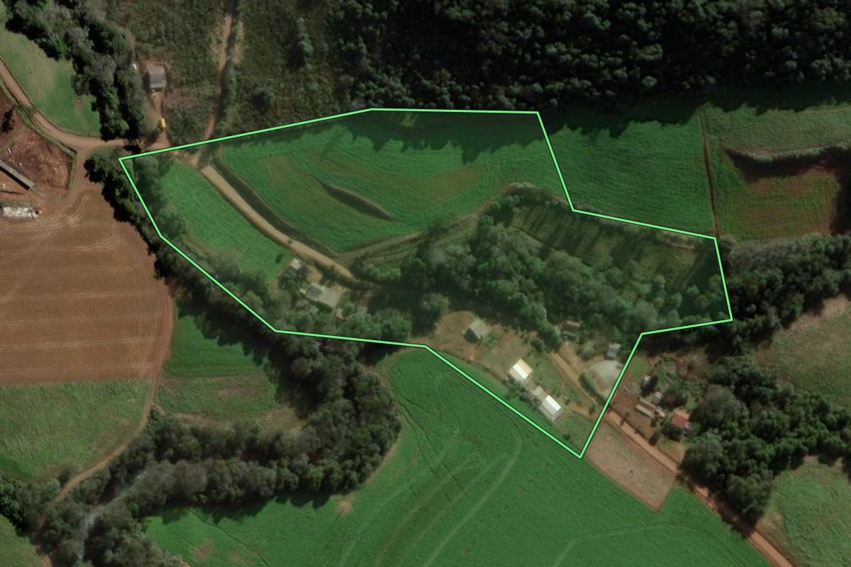 Imagem de satélite do imóvel rural em São Domingos (SC), com o contorno declarado no CAR desenhado por cima.