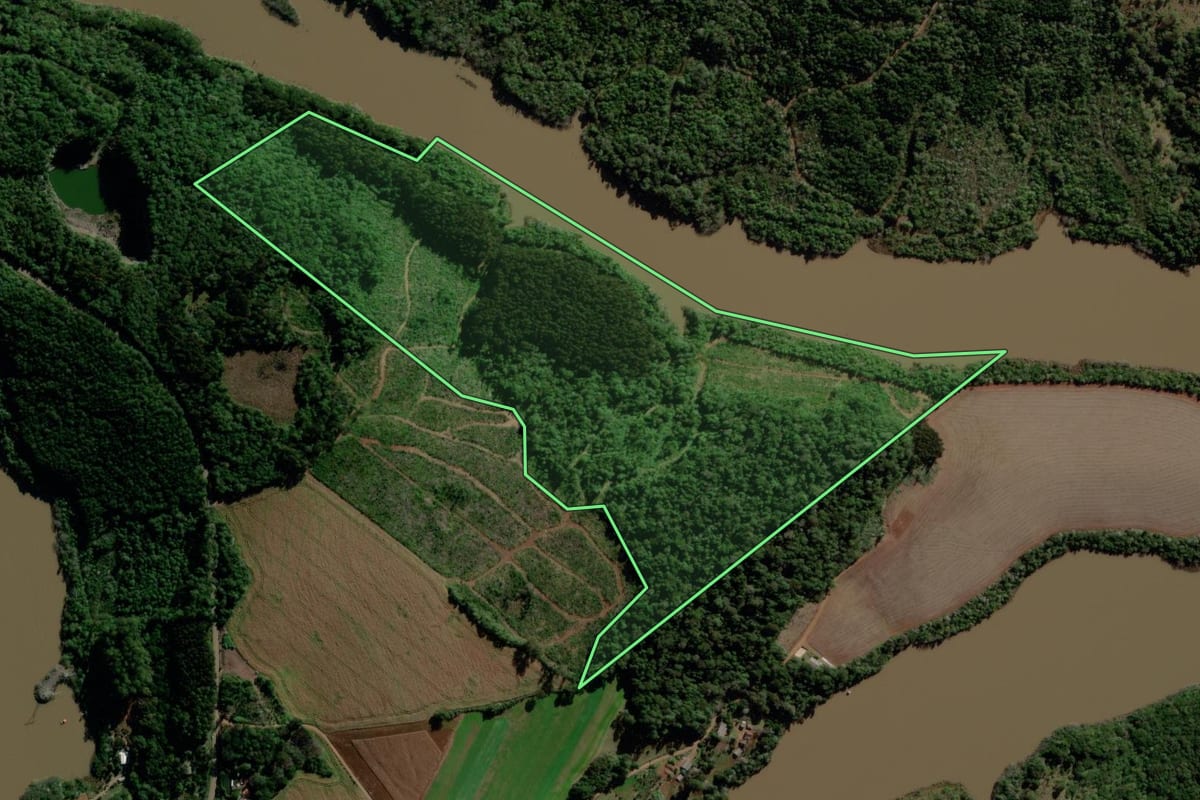 Imagem de satélite do imóvel rural em São Domingos (SC), com o contorno declarado no CAR desenhado por cima.