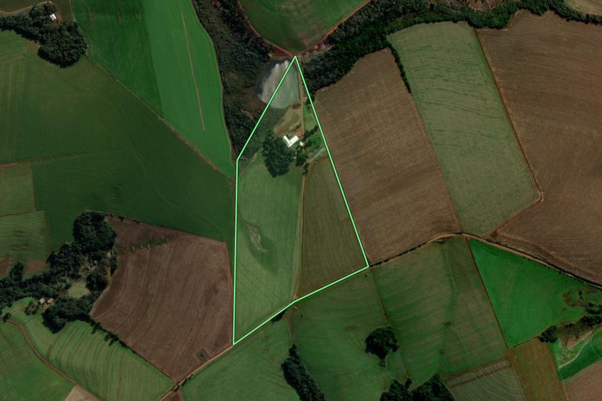 Imagem de satélite do imóvel rural em São Domingos (SC), com o contorno declarado no CAR desenhado por cima.