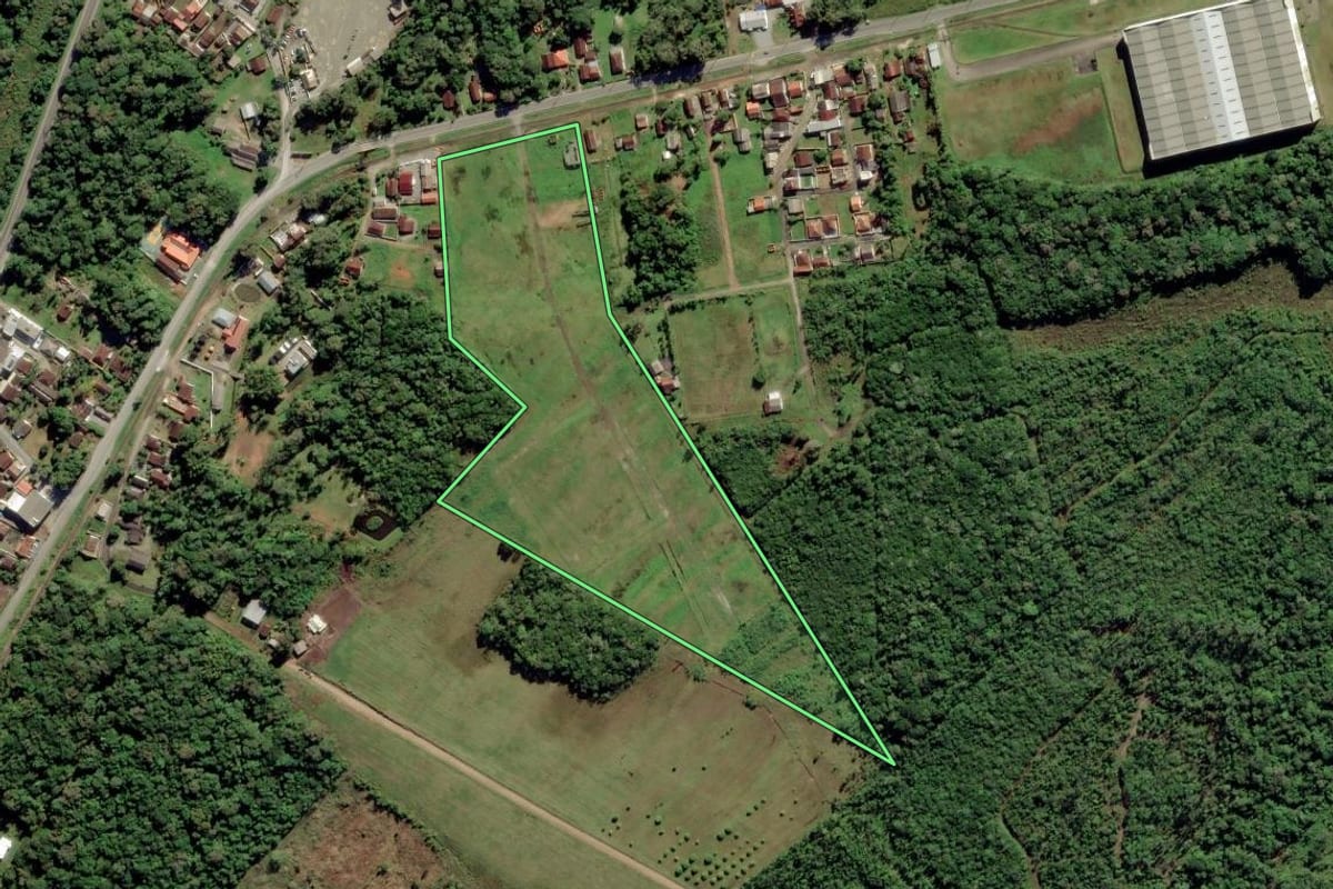 Imagem de satélite do imóvel rural em São Francisco do Sul (SC), com o contorno declarado no CAR desenhado por cima.