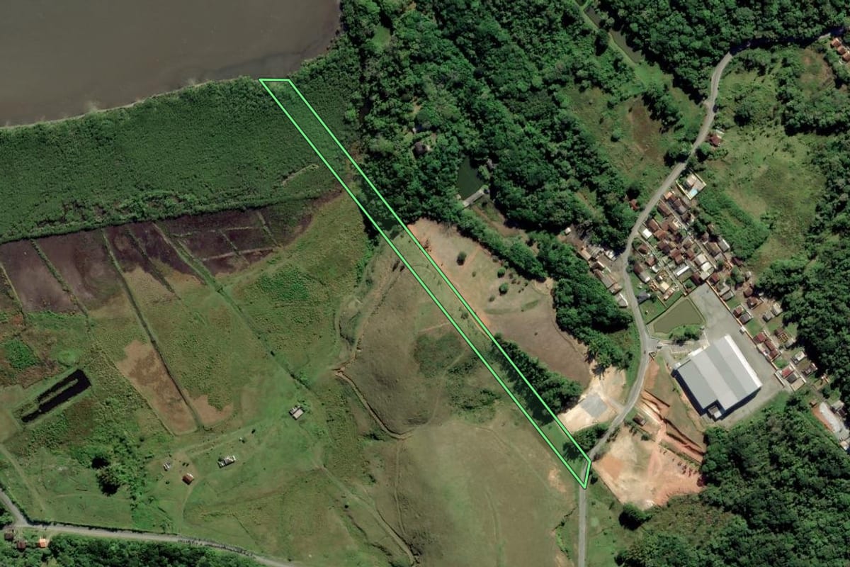 Imagem de satélite do imóvel rural em São Francisco do Sul (SC), com o contorno declarado no CAR desenhado por cima.