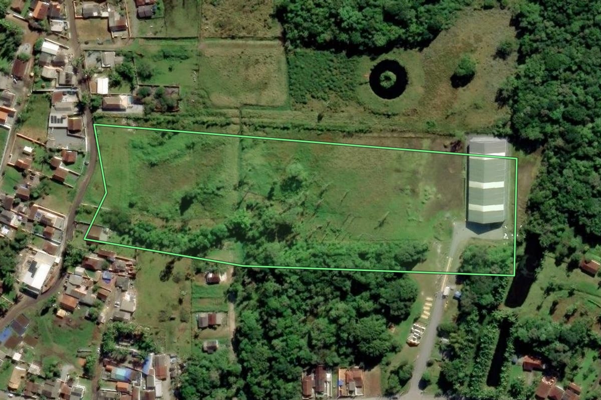 Imagem de satélite do imóvel rural em São Francisco do Sul (SC), com o contorno declarado no CAR desenhado por cima.
