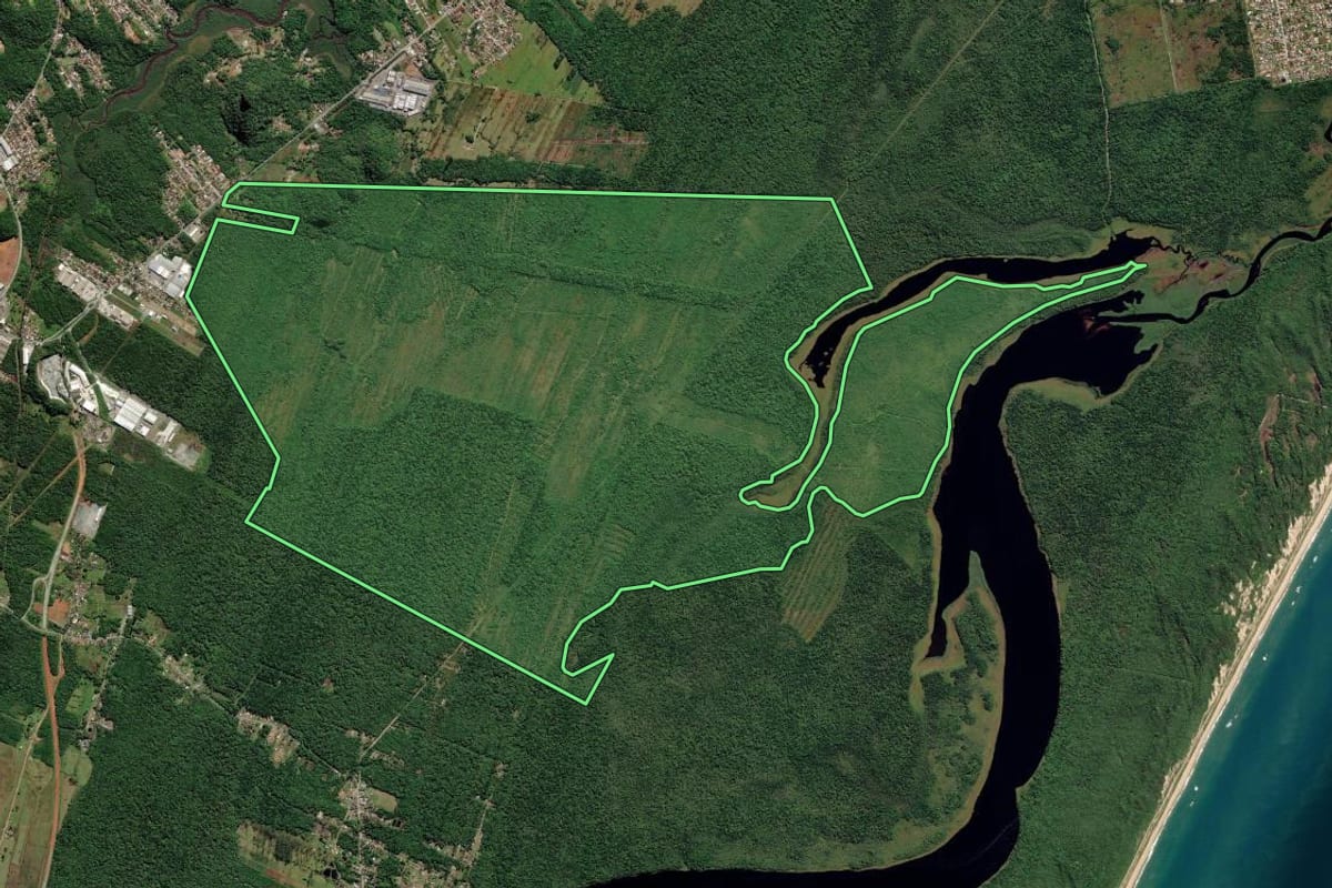 Imagem de satélite do imóvel rural em São Francisco do Sul (SC), com o contorno declarado no CAR desenhado por cima.