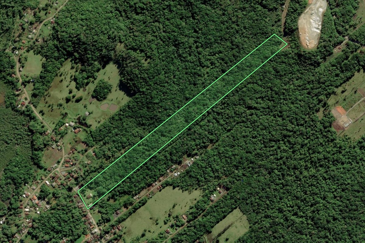 Imagem de satélite do imóvel rural em São Francisco do Sul (SC), com o contorno declarado no CAR desenhado por cima.