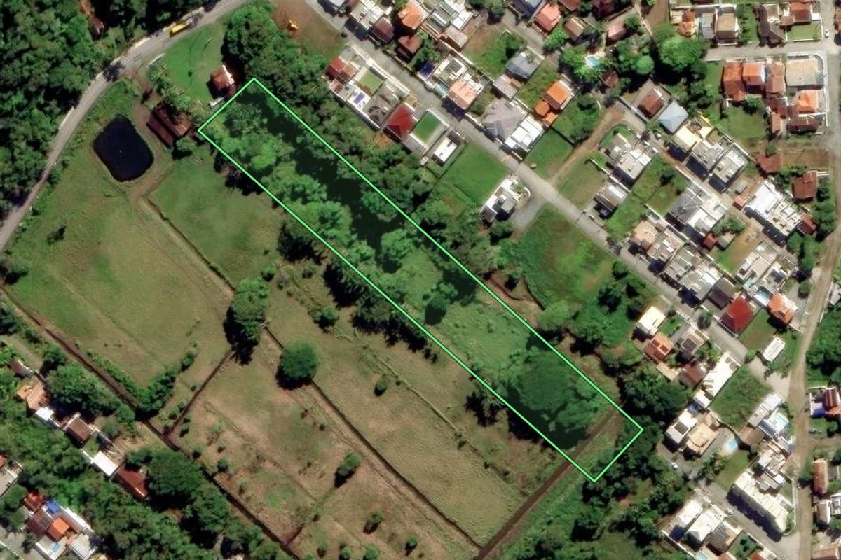 Imagem de satélite do imóvel rural em São Francisco do Sul (SC), com o contorno declarado no CAR desenhado por cima.