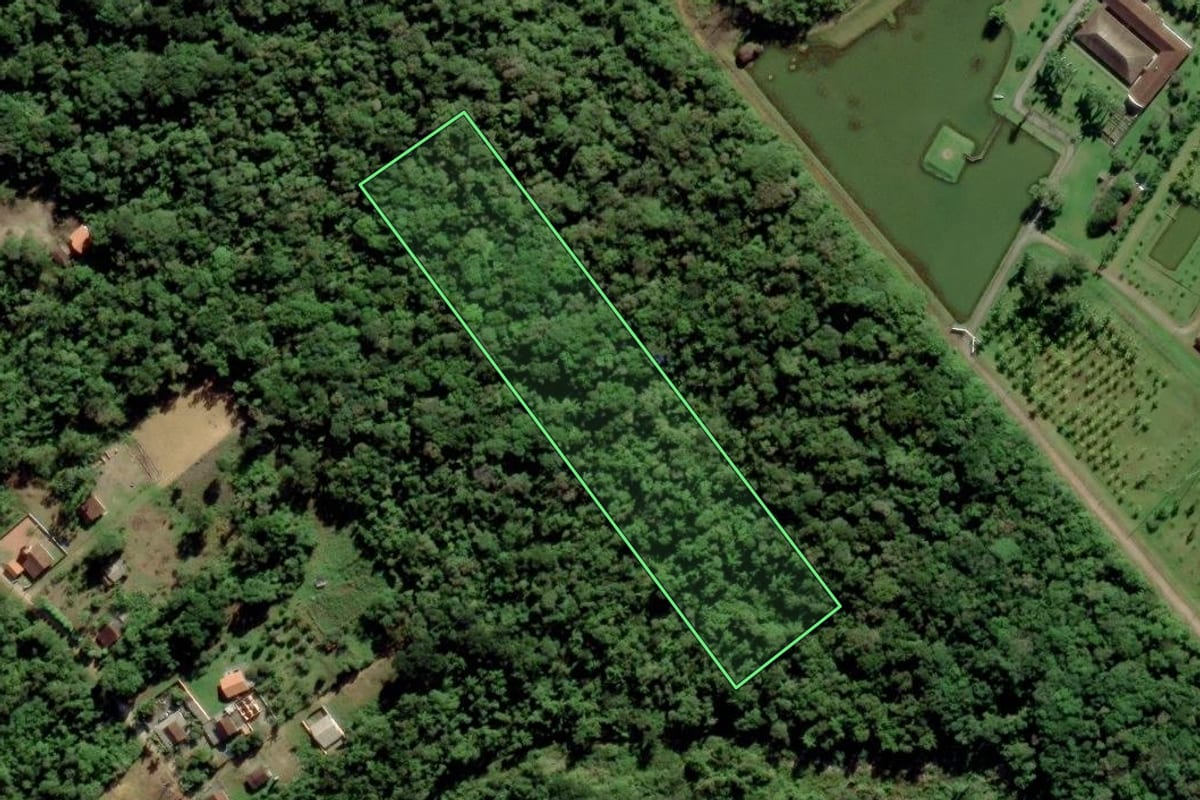 Imagem de satélite do imóvel rural em São Francisco do Sul (SC), com o contorno declarado no CAR desenhado por cima.