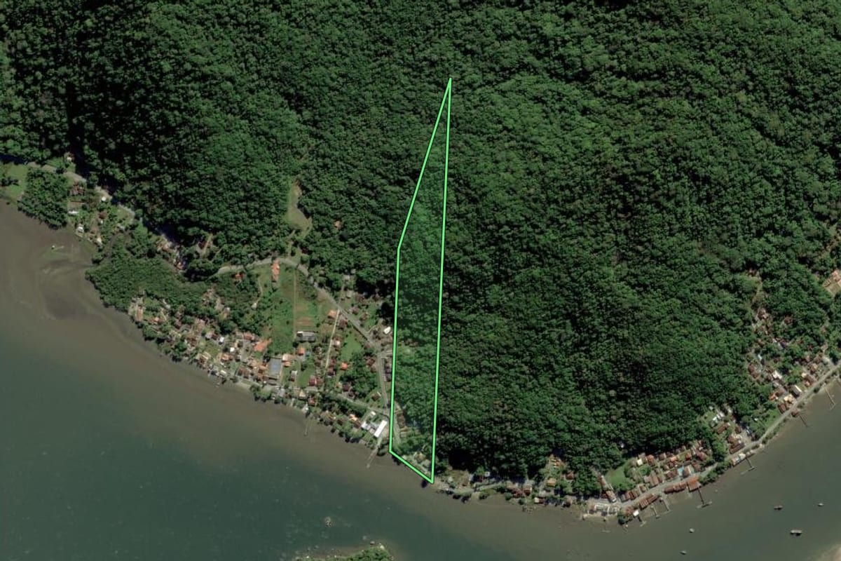 Imagem de satélite do imóvel rural em São Francisco do Sul (SC), com o contorno declarado no CAR desenhado por cima.