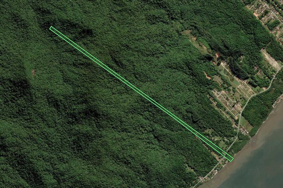 Imagem de satélite do imóvel rural em São Francisco do Sul (SC), com o contorno declarado no CAR desenhado por cima.