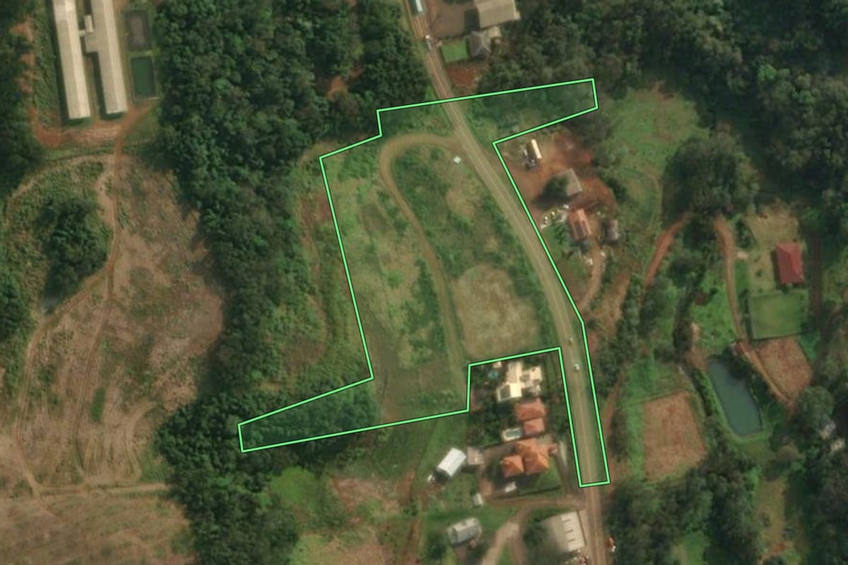 Imagem de satélite do imóvel rural em São João do Oeste (SC), com o contorno declarado no CAR desenhado por cima.