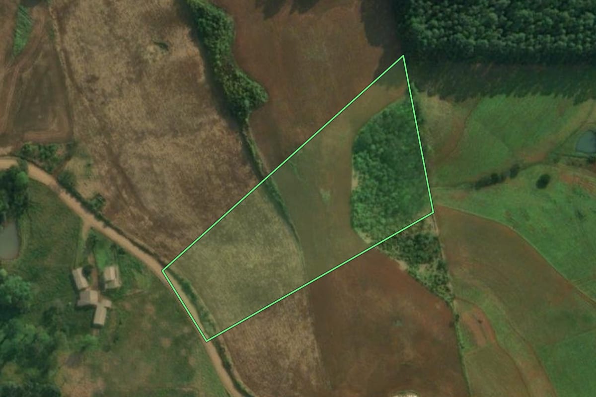 Imagem de satélite do imóvel rural em São João do Oeste (SC), com o contorno declarado no CAR desenhado por cima.