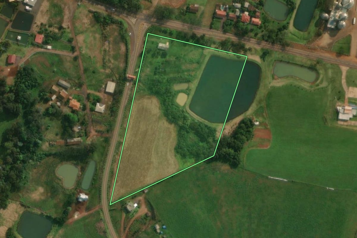 Imagem de satélite do imóvel rural em São João do Oeste (SC), com o contorno declarado no CAR desenhado por cima.