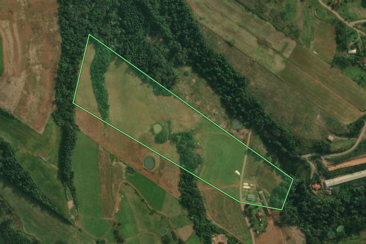 Imagem de satélite do imóvel rural em São João do Oeste (SC), com o contorno declarado no CAR desenhado por cima.