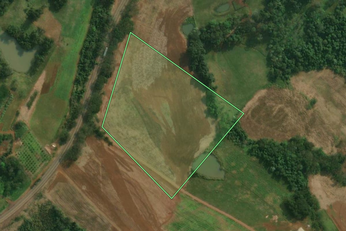 Imagem de satélite do imóvel rural em São João do Oeste (SC), com o contorno declarado no CAR desenhado por cima.