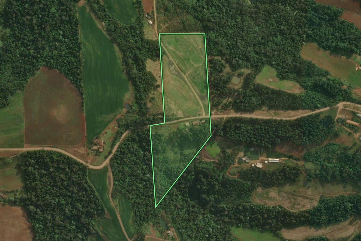 Imagem de satélite do imóvel rural em São João do Oeste (SC), com o contorno declarado no CAR desenhado por cima.
