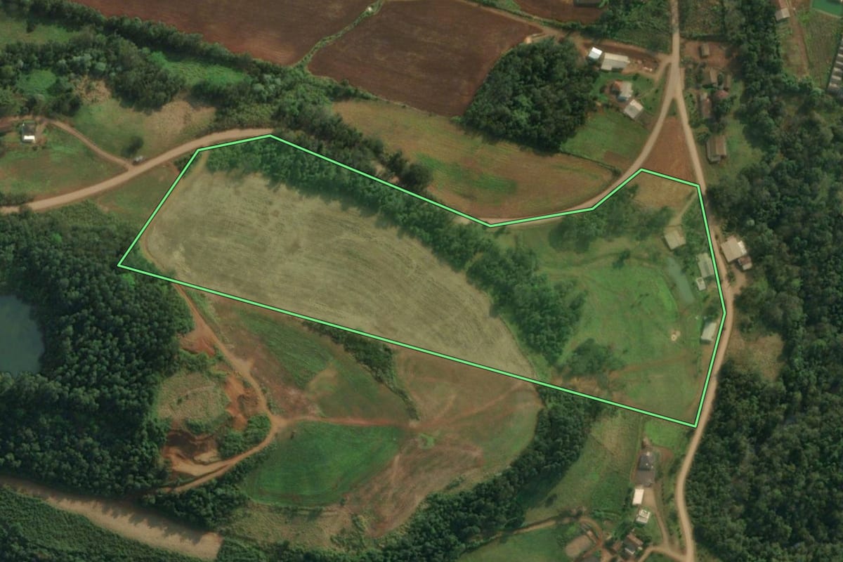 Imagem de satélite do imóvel rural em São João do Oeste (SC), com o contorno declarado no CAR desenhado por cima.