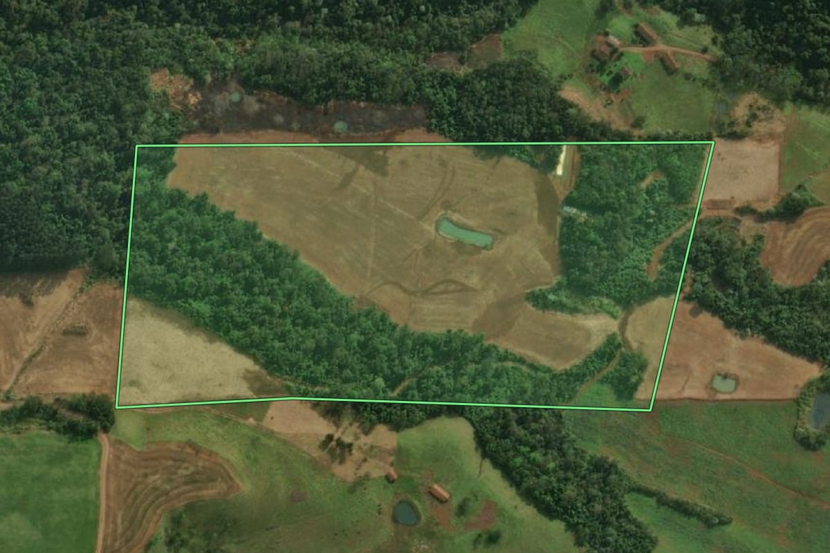 Imagem de satélite do imóvel rural em São João do Oeste (SC), com o contorno declarado no CAR desenhado por cima.