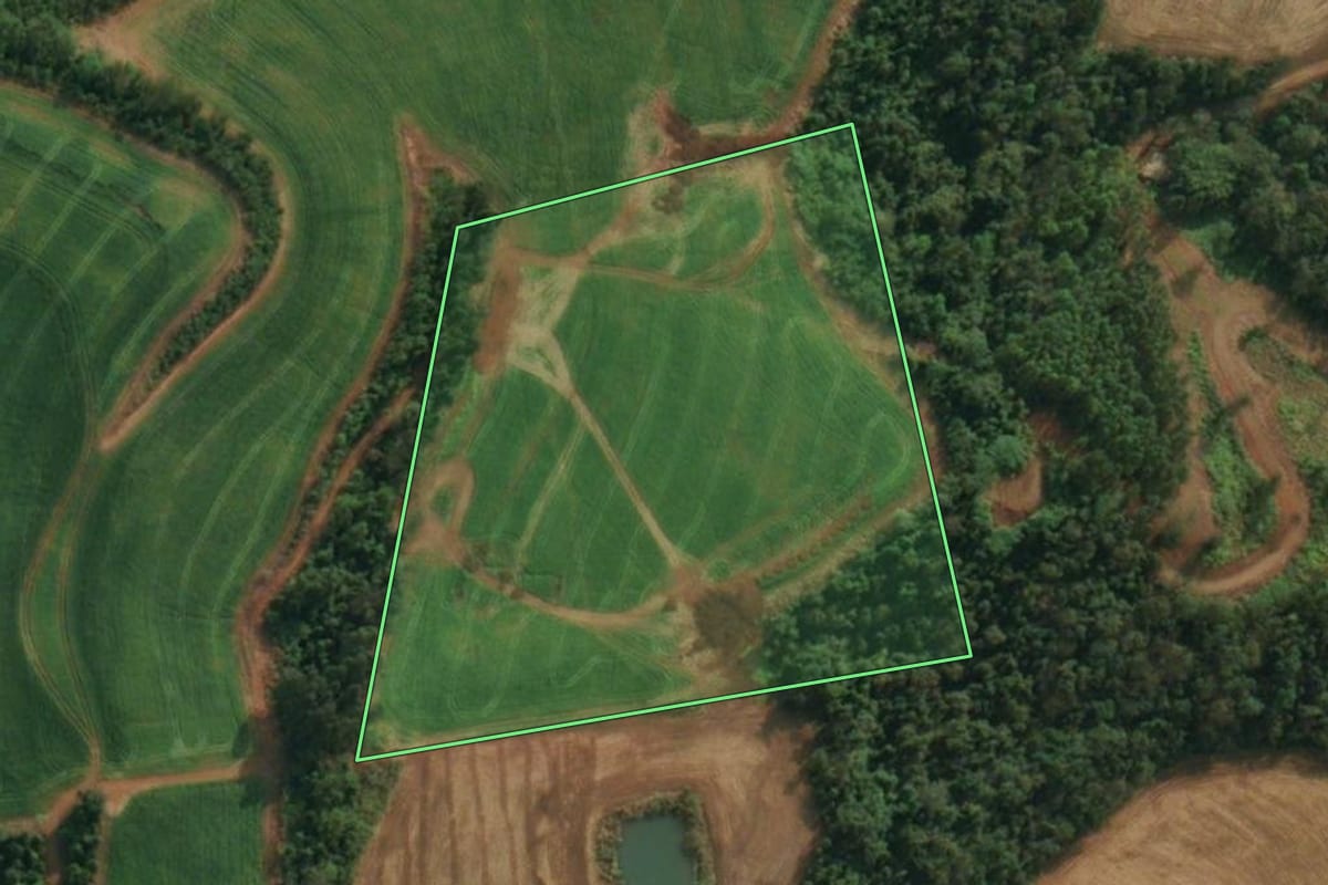 Imagem de satélite do imóvel rural em São João do Oeste (SC), com o contorno declarado no CAR desenhado por cima.