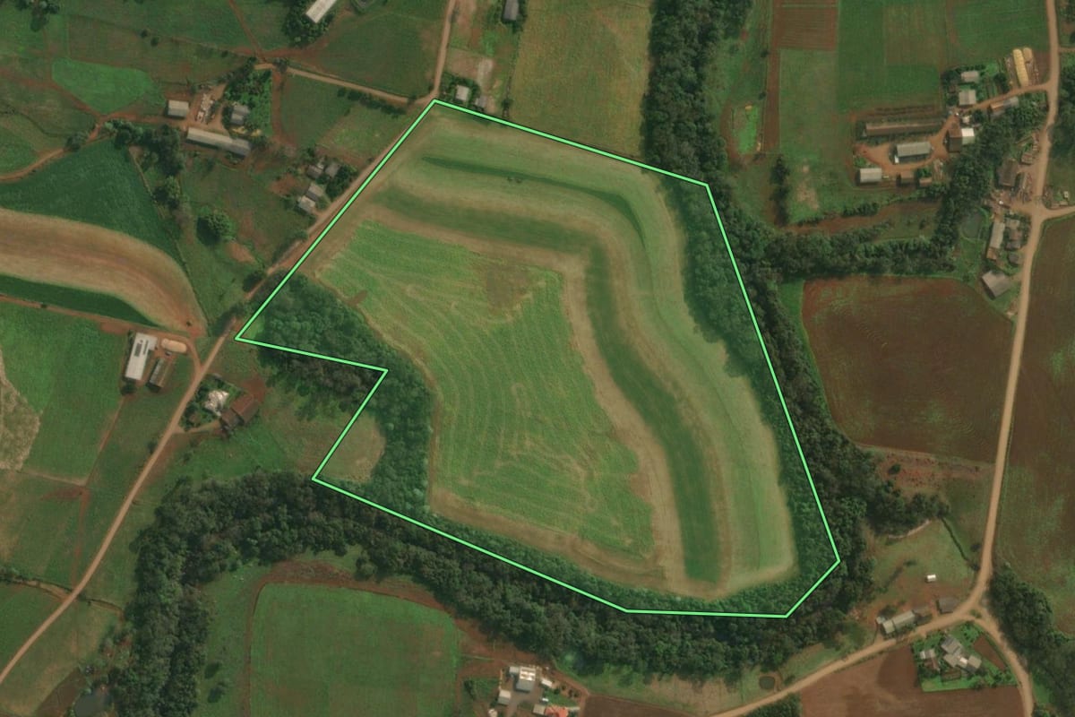 Imagem de satélite do imóvel rural em São João do Oeste (SC), com o contorno declarado no CAR desenhado por cima.
