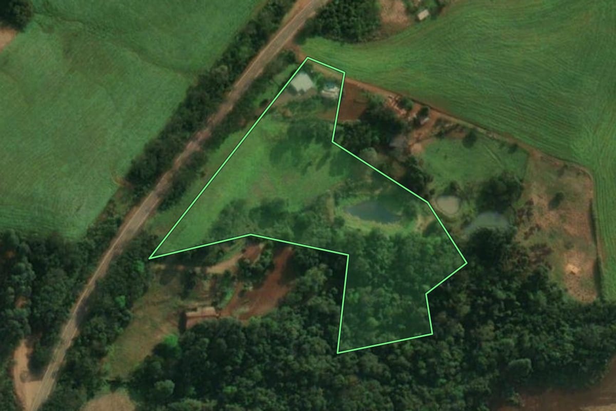 Imagem de satélite do imóvel rural em São João do Oeste (SC), com o contorno declarado no CAR desenhado por cima.