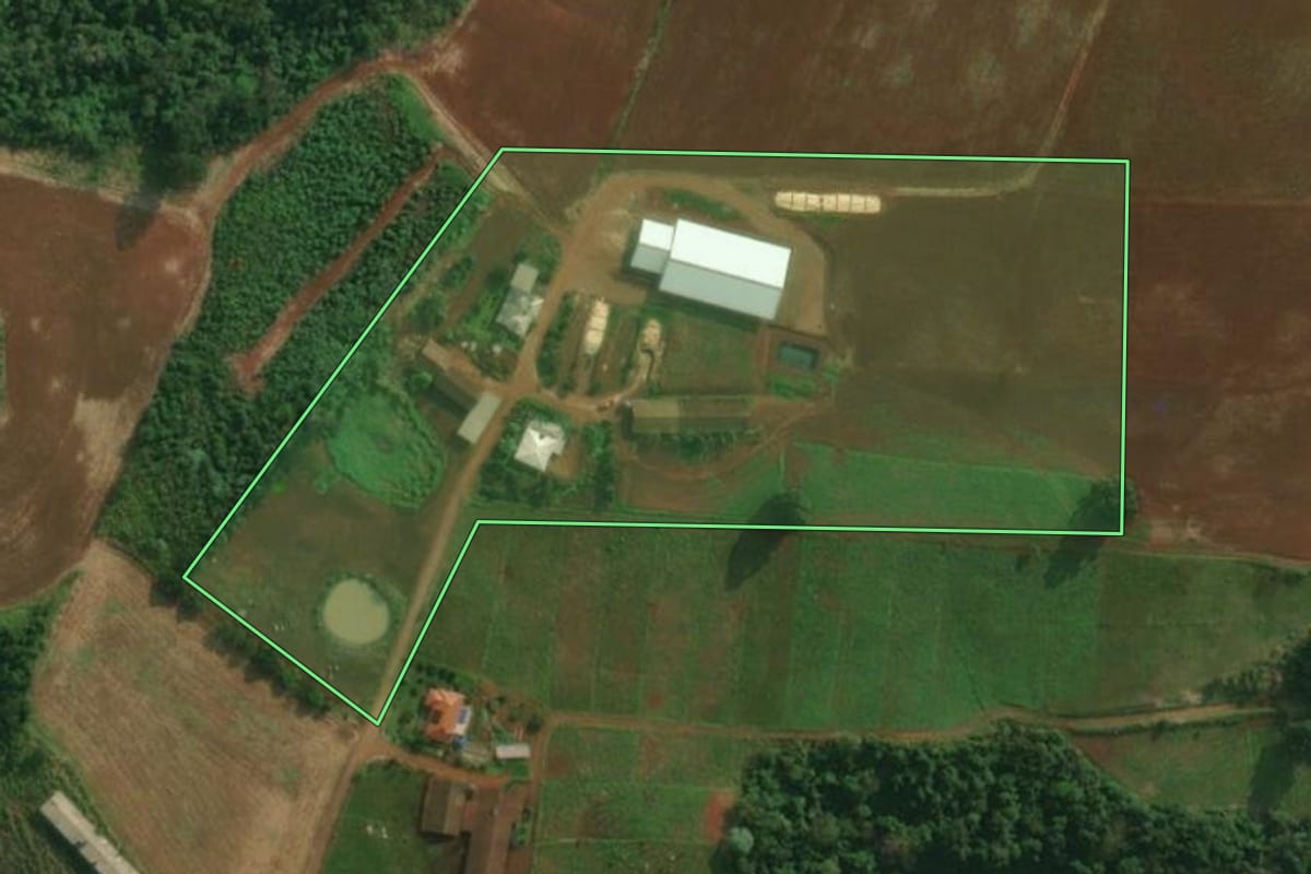 Imagem de satélite do imóvel rural em São João do Oeste (SC), com o contorno declarado no CAR desenhado por cima.