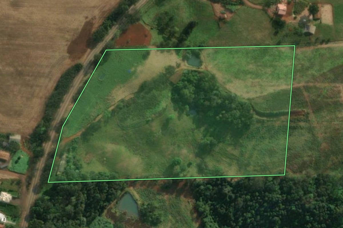 Imagem de satélite do imóvel rural em São João do Oeste (SC), com o contorno declarado no CAR desenhado por cima.