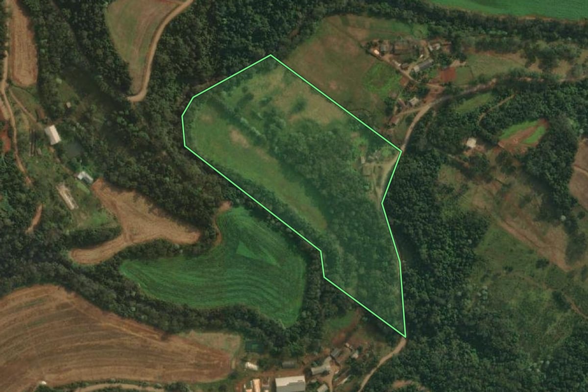 Imagem de satélite do imóvel rural em São João do Oeste (SC), com o contorno declarado no CAR desenhado por cima.