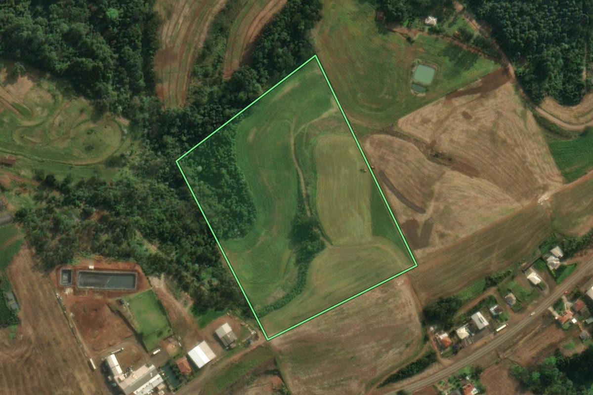 Imagem de satélite do imóvel rural em São João do Oeste (SC), com o contorno declarado no CAR desenhado por cima.