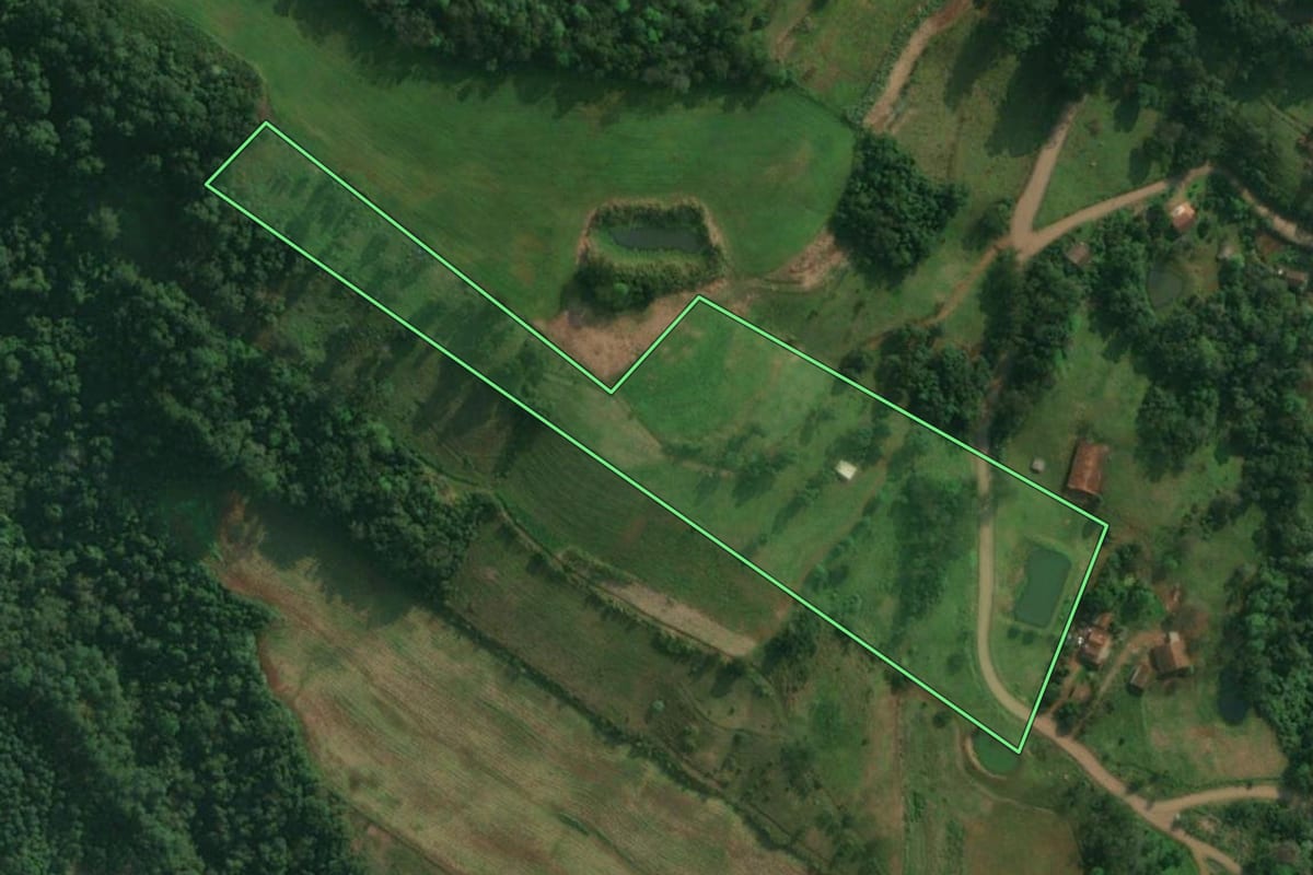 Imagem de satélite do imóvel rural em São João do Oeste (SC), com o contorno declarado no CAR desenhado por cima.