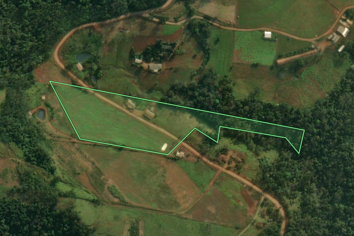 Imagem de satélite do imóvel rural em São João do Oeste (SC), com o contorno declarado no CAR desenhado por cima.