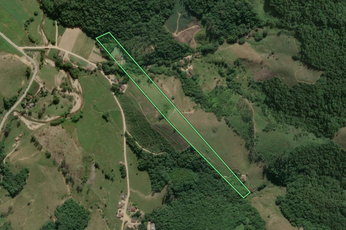 Imagem de satélite do imóvel rural em São João Batista (SC), com o contorno declarado no CAR desenhado por cima.