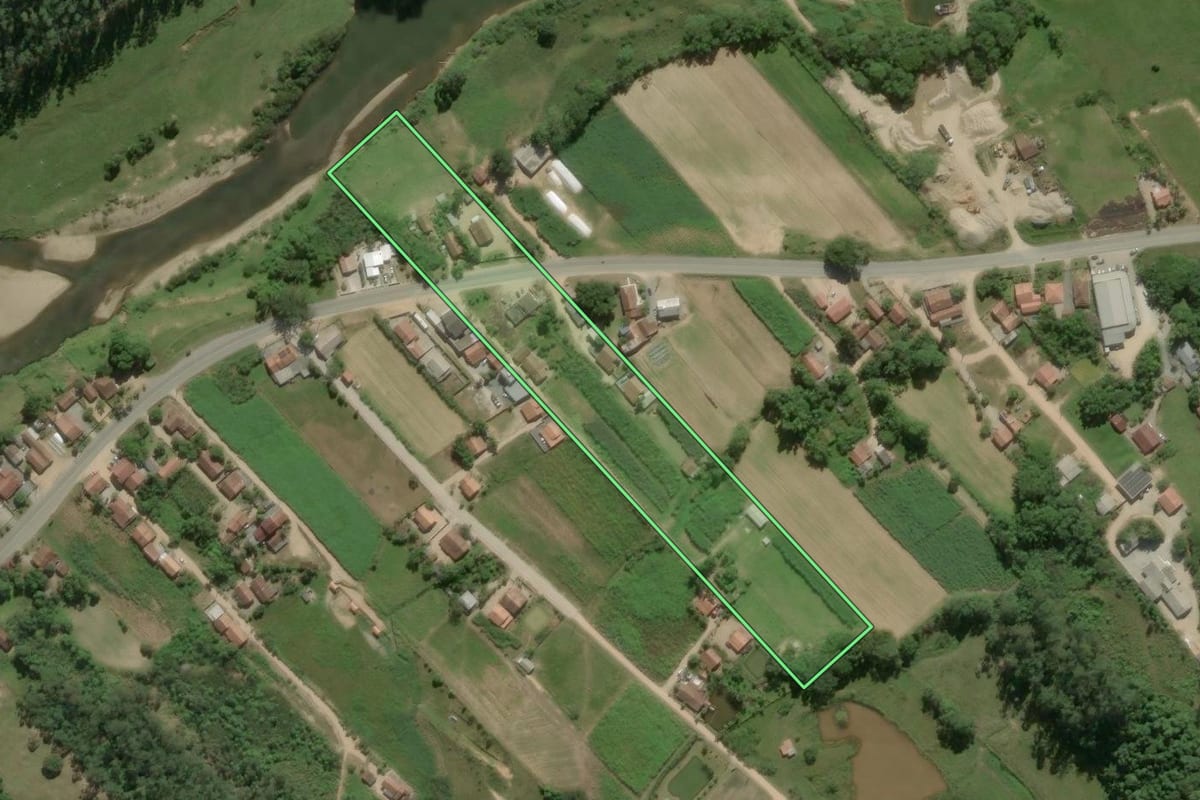 Imagem de satélite do imóvel rural em São João Batista (SC), com o contorno declarado no CAR desenhado por cima.