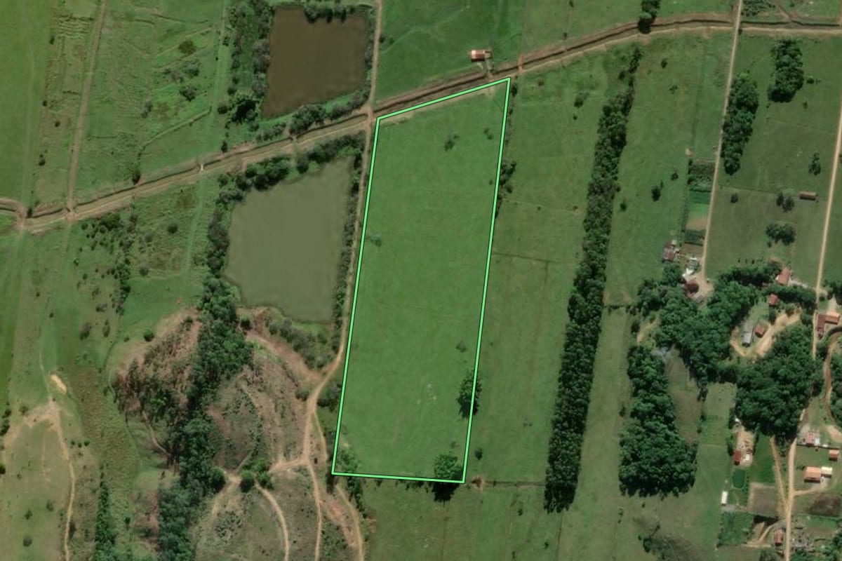 Imagem de satélite do imóvel rural em São João Batista (SC), com o contorno declarado no CAR desenhado por cima.