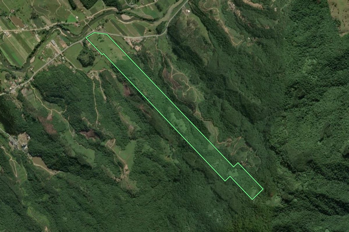 Imagem de satélite do imóvel rural em São João Batista (SC), com o contorno declarado no CAR desenhado por cima.