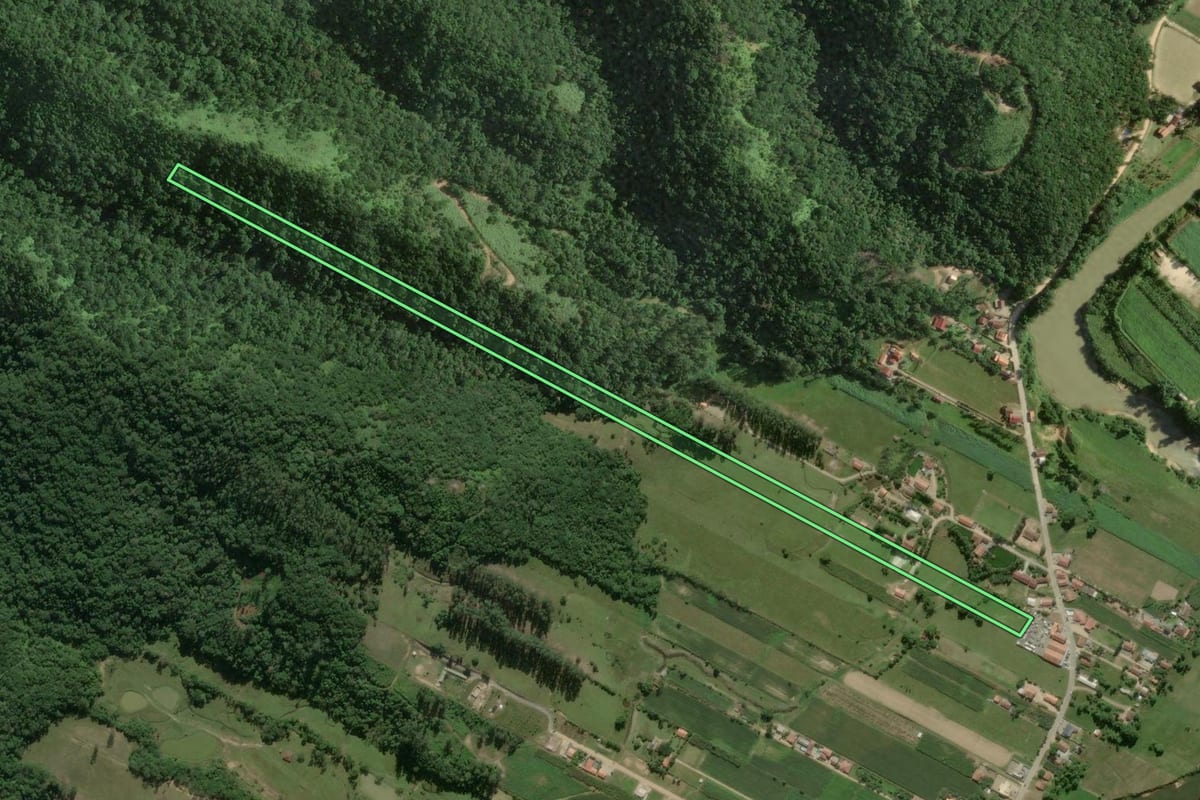 Imagem de satélite do imóvel rural em São João Batista (SC), com o contorno declarado no CAR desenhado por cima.