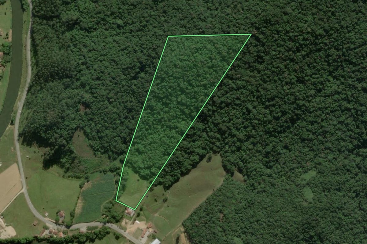 Imagem de satélite do imóvel rural em São João Batista (SC), com o contorno declarado no CAR desenhado por cima.