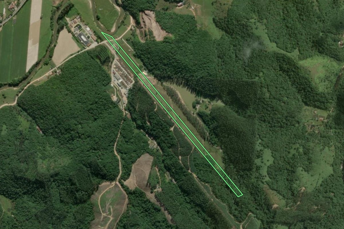 Imagem de satélite do imóvel rural em São João Batista (SC), com o contorno declarado no CAR desenhado por cima.