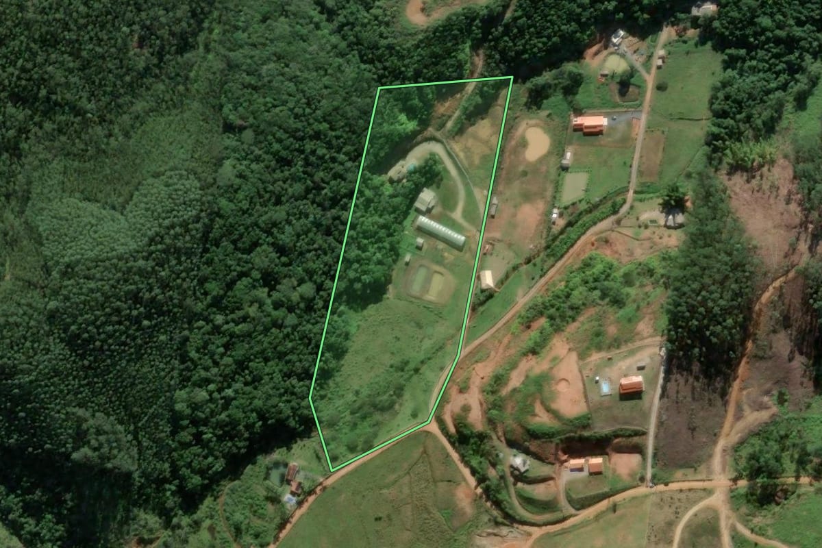 Imagem de satélite do imóvel rural em São João Batista (SC), com o contorno declarado no CAR desenhado por cima.