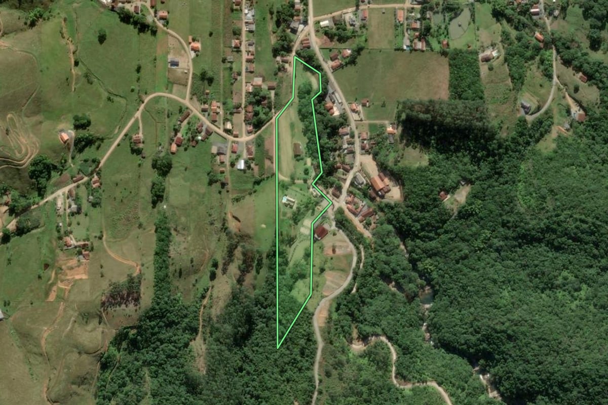 Imagem de satélite do imóvel rural em São João Batista (SC), com o contorno declarado no CAR desenhado por cima.
