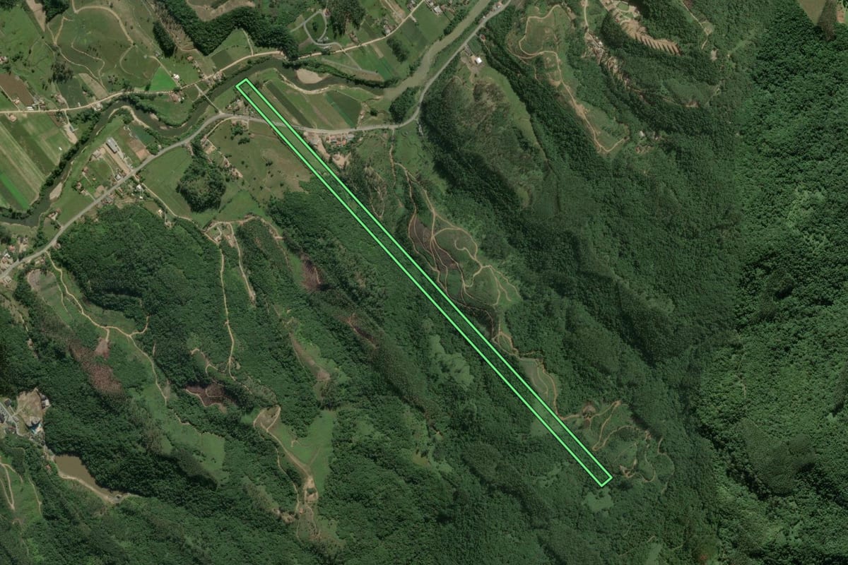 Imagem de satélite do imóvel rural em São João Batista (SC), com o contorno declarado no CAR desenhado por cima.