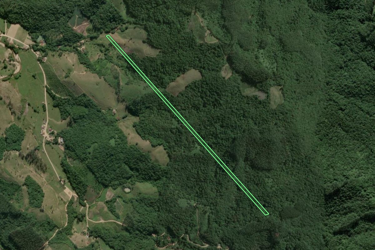 Imagem de satélite do imóvel rural em São João Batista (SC), com o contorno declarado no CAR desenhado por cima.