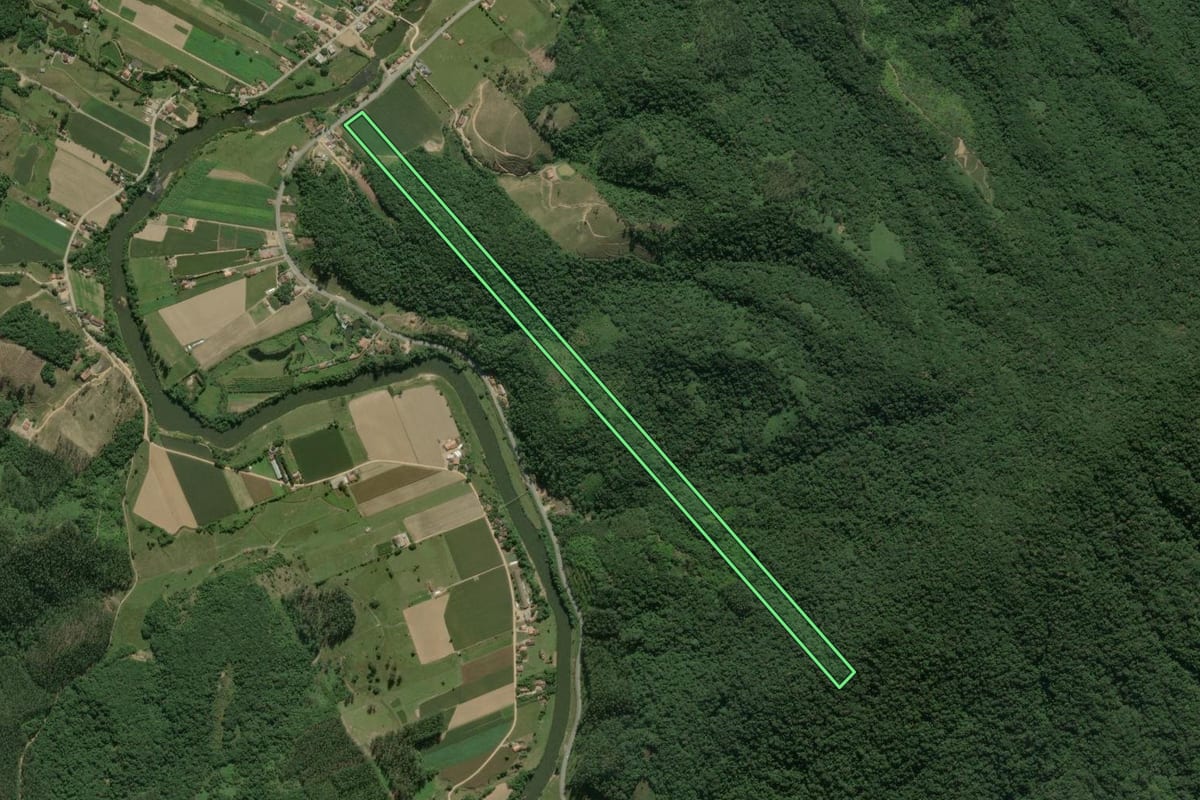 Imagem de satélite do imóvel rural em São João Batista (SC), com o contorno declarado no CAR desenhado por cima.