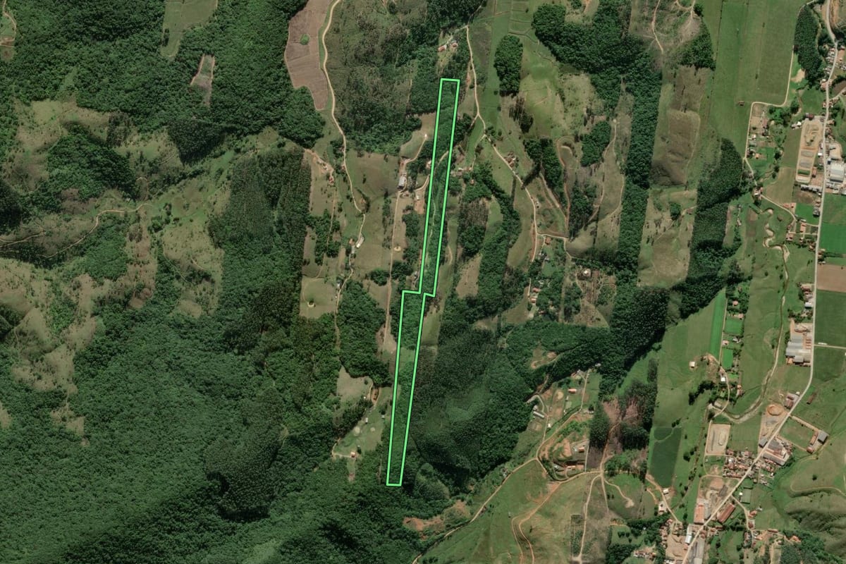 Imagem de satélite do imóvel rural em São João Batista (SC), com o contorno declarado no CAR desenhado por cima.