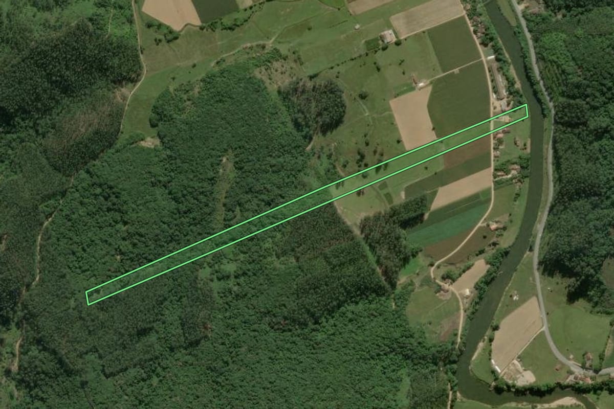 Imagem de satélite do imóvel rural em São João Batista (SC), com o contorno declarado no CAR desenhado por cima.