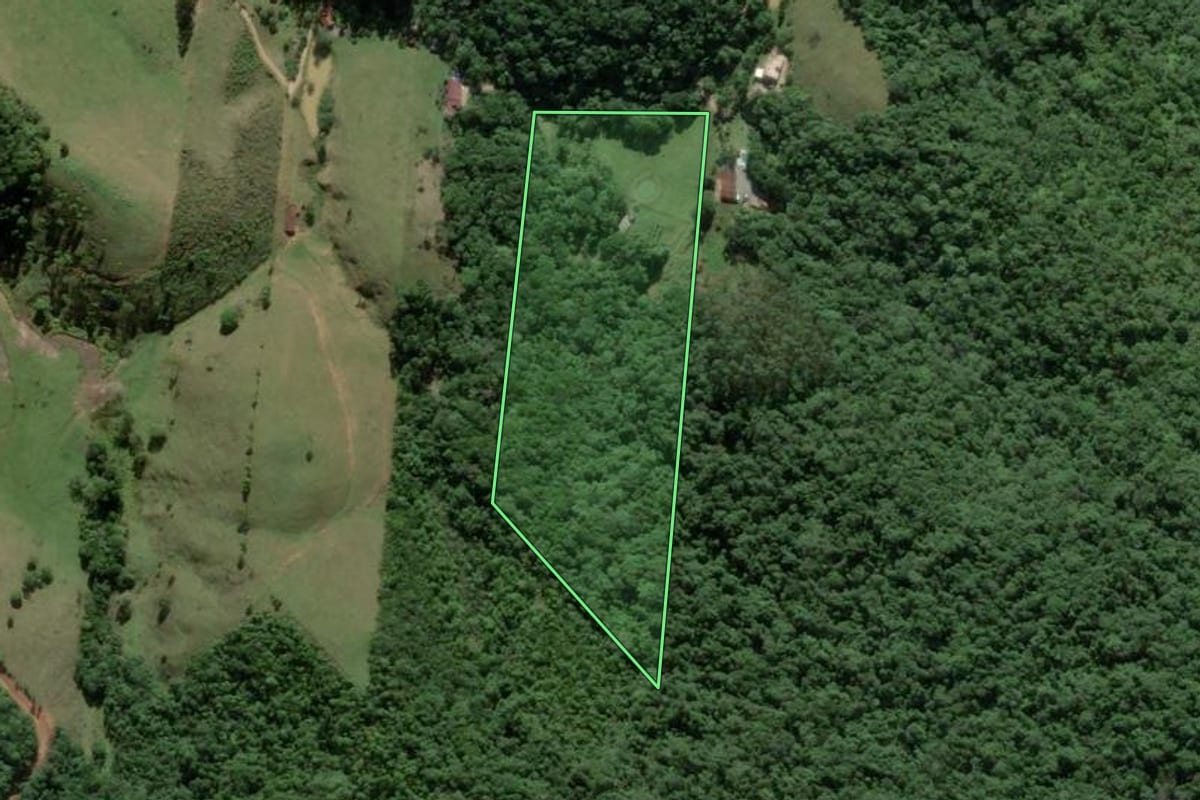 Imagem de satélite do imóvel rural em São João Batista (SC), com o contorno declarado no CAR desenhado por cima.